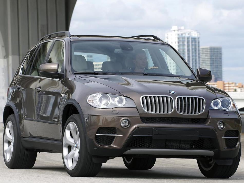 کمپانی BMW توسط کارل رپ (Karl Rapp) به عنوان یک کارخانه تولید موتور هواپیما تاسیس شد. شهر میلبرتزهوفن از استان مونیخ انتخاب شد، چون به کارخانه تولیدات ماشینهای هوائی گوستاو اوتو نزدیک بود. دایره آبی و سفید BMW که هنوز به عنوان آرم آن شناخته می شود، به پرچم شطرنجی آبی و سفید باواریا اشاره دارد و همچنین خواستگاه BMW را با نشانه ملخ هواپیمای سفید در حال چرخش روی زمینه آسمان آبی نشان می دهد. در سال 1916 کارخانه برای ساخت موتورهای V12 (12 سیلندر خورجینی) با مجارستان و اتریش قرارداد<